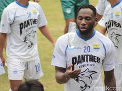 Jabar Hari Ini: Persib Kontrak Pemain Eks Ajax-Teror Pemotor Cabul di Tasik