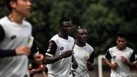Tak hanya pemain asing, Bhayangkara FC juga turut merekrut pemain lokal salah satunya adalah Andik Vermansyah. Namun Andik tak tampak hadir dalam sesi latihan para pemain Bhayangkara FC di Stadion PTIK, Jakarta, tersebut.
