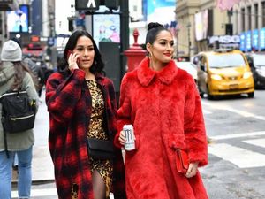 Tidak Terencana, Pegulat WWE Kembar Nikki & Brie Bella Sama-sama Hamil