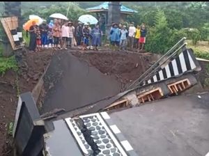 Banjir Lumpur di Malang Bikin Ambruk Jembatan dan Rusak Kebun Jeruk