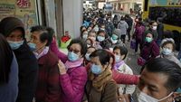 Warga Hong Kong Antre Beli Masker Demi Terhindar Virus Corona