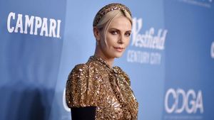 Cantiknya Charlize Theron Pakai Gaun Emas LV, Dibuat 2.800 Jam