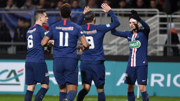 Paris Saint-Germains Spanish midfielder Pablo Sarabia (R) celebrates after scoring his teams second goal during the French Cup round-of-16 football match between Pau and Paris Saint-Germain, at the Stade du Hameau Stadium in Pau, southwestern France, on January 29, 2020. (Photo by GAIZKA IROZ / AFP)