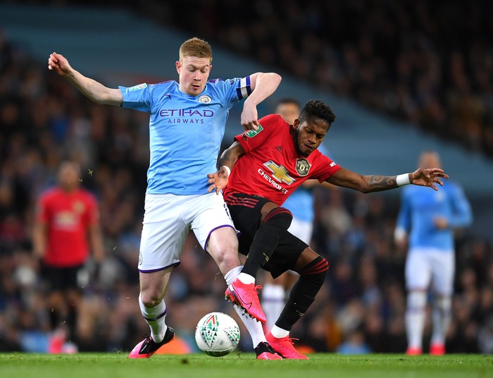MANCHESTER, ENGLAND - JANUARY 29: Kevin De Bruyne of Manchester City battles for possession with Fred of Manchester United during the Carabao Cup Semi Final match between Manchester City and Manchester United at Etihad Stadium on January 29, 2020 in Manchester, England. (Photo by Laurence Griffiths/Getty Images)