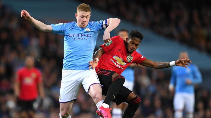 Manchester City vs Manchester United MANCHESTER, ENGLAND - JANUARY 29: Kevin De Bruyne of Manchester City battles for possession with Fred of Manchester United during the Carabao Cup Semi Final match between Manchester City and Manchester United at Etihad Stadium on January 29, 2020 in Manchester, England. (Photo by Laurence Griffiths/Getty Images)