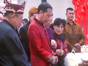 Pakai Changshan Merah, Jokowi Hadiri Perayaan Imlek Nasional