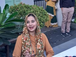 Tentang Ayu Azhari yang Terpisah dengan Suami Gara-gara Virus Corona