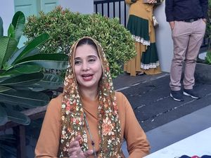 Tentang Ayu Azhari yang Terpisah dengan Suami Gara-gara Virus Corona Tentang Ayu Azhari yang Terpisah dengan Suami Gara-gara Virus Corona