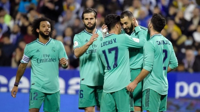 Real Madrids French forward Karim Benzema (2R) celebrates with teammates after scoring during the Copa del Rey (Kings Cup) football match between Zaragoza and Real Madrid CF at La Romareda stadium in Zaragoza, on January 29, 2020. (Photo by JOSE JORDAN / AFP)