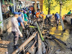 Warga Ijen Mulai Bersih-bersih Material Usai Diterjang Banjir Bandang