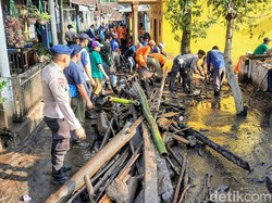 Warga Ijen Mulai Bersih-bersih Material Usai Diterjang Banjir Bandang