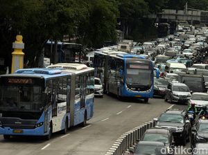 Copet Bawa Sajam Beraksi di TransJakarta, 1 Penumpang Kena Sabetan Pisau
