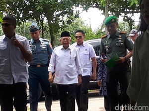 Video: Saat Wapres Maruf Amin Sambangi Pengungsi Banjir Lebak Video: Saat Wapres Maruf Amin Sambangi Pengungsi Banjir Lebak