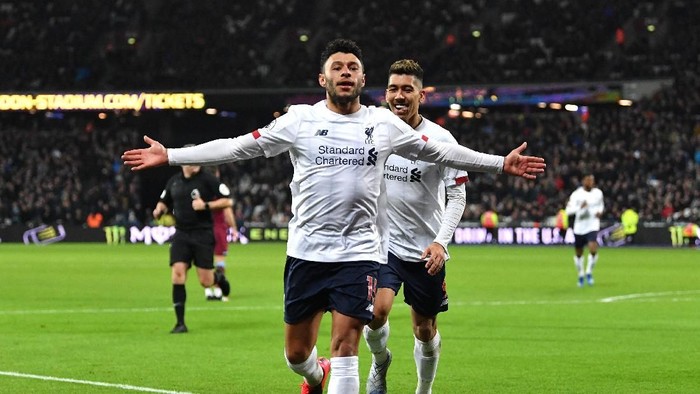 LONDON, ENGLAND - JANUARY 29: Alex Oxlade-Chamberlain of Liverpool celebrates after scoring his teams second goal during the Premier League match between West Ham United and Liverpool FC at London Stadium on January 29, 2020 in London, United Kingdom. (Photo by Justin Setterfield/Getty Images)
