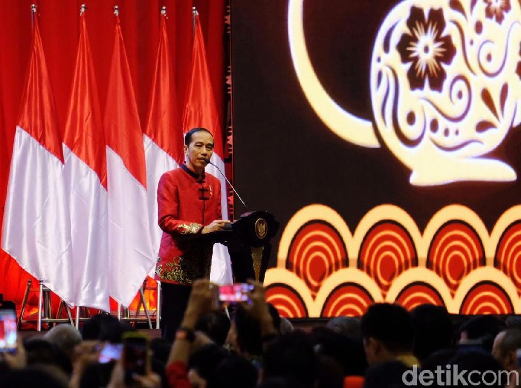 Potret Jokowi Kenakan Changshan Merah di Perayaan Imlek
