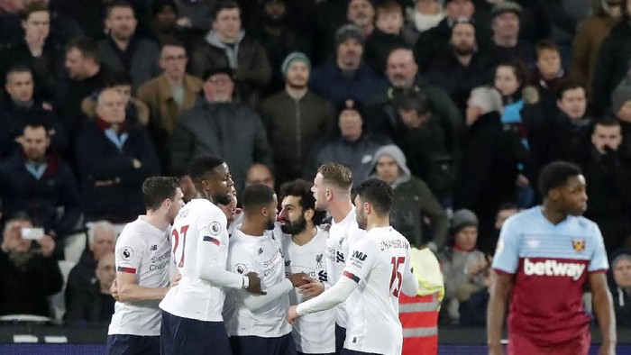 Liverpools Mohamed Salah celebrates with teammates after scoring his sides opening goal from the penalty spot during the English Premier League soccer match between West Ham Utd and Liverpool at the London Stadium in London, Wednesday, Jan. 29, 2020. (AP Photo/Frank Augstein)