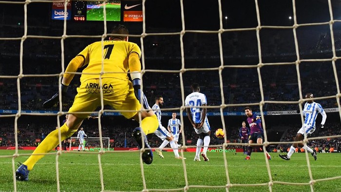 BARCELONA, SPAIN - JANUARY 20:  Lionel Messi of Barcelona scores his teams third goal past Ivan Cuellar of Leganes during the La Liga match between FC Barcelona and CD Leganes at Camp Nou on January 20, 2019 in Barcelona, Spain. (Photo by David Ramos/Getty Images)