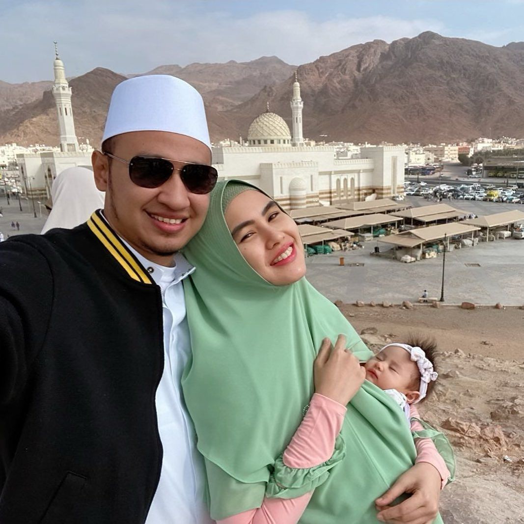Kartika Putri dan putrinya saat umrah
