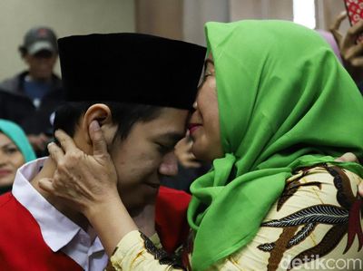 Momen Kebahagiaan Ibunda Sambut Kebebasan Lutfi