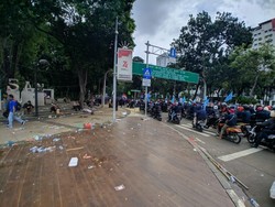 Massa Demo Depan Istana Berangsur Bubar, Lalin di Merdeka Barat Masih Ditutup