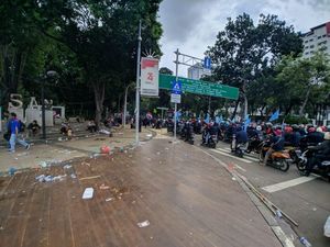 Massa Demo Depan Istana Berangsur Bubar, Lalin di Merdeka Barat Masih Ditutup Massa Demo Depan Istana Berangsur Bubar, Lalin di Merdeka Barat Masih Ditutup