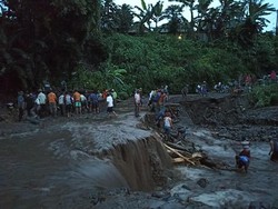Banjir Terjang Lereng Gunung Kawi, 2 Jembatan Putus 85 Keluarga Terisolasi