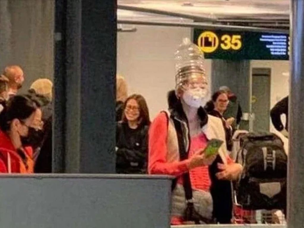 Risaukan Corona, Penumpang Pesawat Pakai Galon Air hingga Helm Risaukan Corona, Penumpang Pesawat Pakai Galon Air hingga Helm