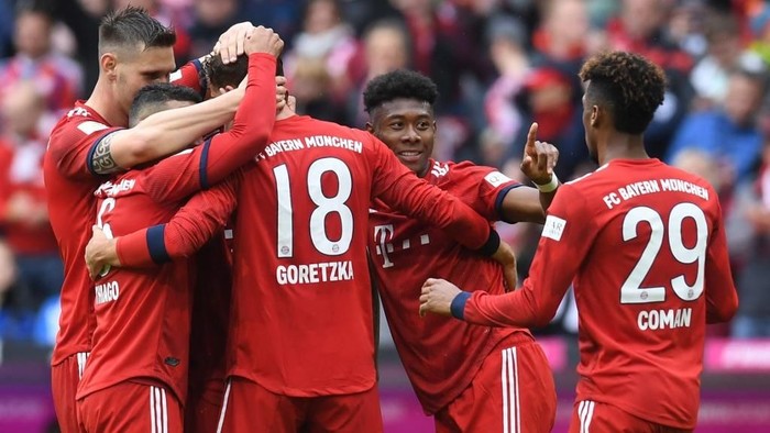 Bayern Munichs midfielder Leon Goretzka (2ndR) is congratulated by teammates Niklas Suele, Thiago Alcantara, Jerome Boateng, David Alaba and Kingsley Coman after he scored the teams second goal during the German first division Bundesliga football match FC Bayern Munich v Hanover 96  in Munich, southern Germany on May 4, 2019. (Photo by Christof STACHE / AFP) / DFL REGULATIONS PROHIBIT ANY USE OF PHOTOGRAPHS AS IMAGE SEQUENCES AND/OR QUASI-VIDEO