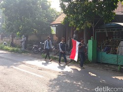3 Pria Ini Jalan Kaki dari Mojokerto ke Jakarta untuk Minta Tolong Jokowi