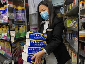 Perawat Buang Baju Demi Bisa Bawa 5.800 Masker Cegah Virus Corona di Koper