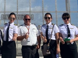 Maskapai Ini Perbolehkan Penumpang Duduk di Kokpit