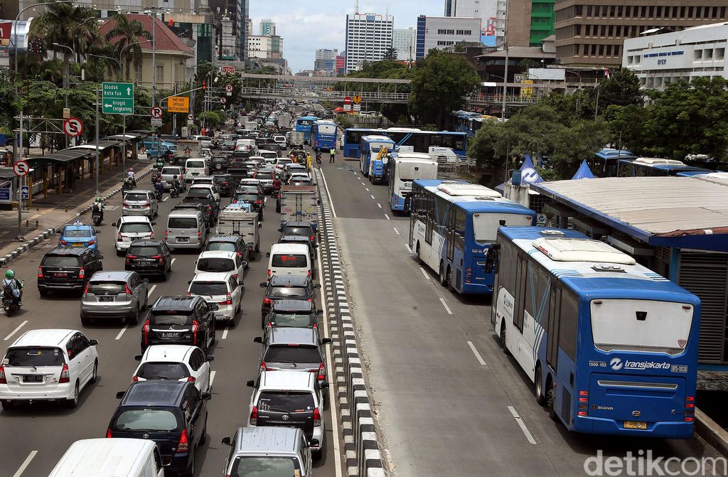 Bila Motor  Kena  Ganjil  Genap  TransJ Diminta Perbanyak Bus 