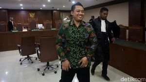 Senyum Eks Aspri Imam Nahrawi yang Didakwa Terima Suap Rp 11,5 M
