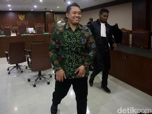 Senyum Eks Aspri Imam Nahrawi yang Didakwa Terima Suap Rp 11,5 M