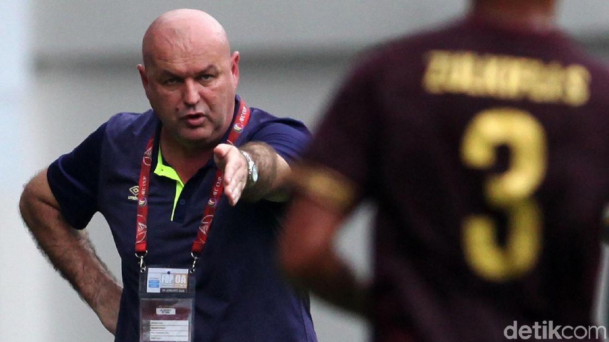 Pelatih PSM Makassar, Bojan Hodak, mewaspadai penyerang asing Persita Tangerang, Yevhen Budnik. (Foto: detikcom/Rifkianto Nugroho)