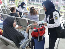 Cegah Virus Corona, Daop 2 Bandung Bagikan Masker-Siagakan Pos Kesehatan