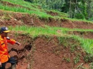 Pergerakan Tanah di Sumedang, Dua Rumah Retak dan 28 Jiwa Terancam