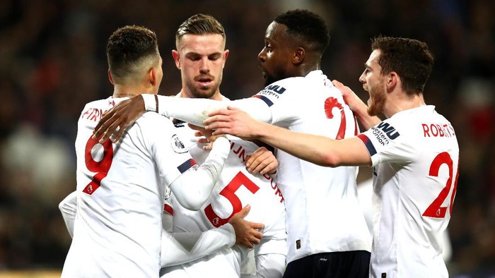 LONDON, ENGLAND - JANUARY 29: Mohamed Salah of Liverpool (hidden) celebrates with teammates after scoring his teams first goal during the Premier League match between West Ham United and Liverpool FC at London Stadium on January 29, 2020 in London, United Kingdom. (Photo by Julian Finney/Getty Images)
