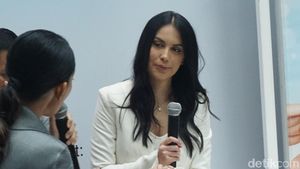 Gaya Sophia Latjuba yang Tetap Seksi di Usia 49 Tahun