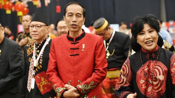 Makna Baju Cheongsam Jokowi Karya Anne Avantie di Perayaan Imlek Nasional
