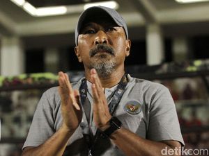 Persela Depak Fakhri Husaini dari Kursi Pelatih Persela Depak Fakhri Husaini dari Kursi Pelatih