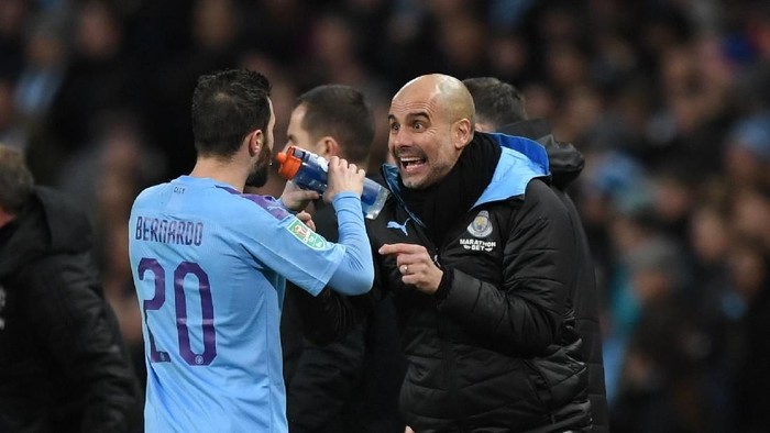 MANCHESTER, ENGLAND - JANUARY 29: Pep Guardiola, Manager of Manchester City gives instructions to Bernardo Silva of Manchester City during the Carabao Cup Semi Final match between Manchester City and Manchester United at Etihad Stadium on January 29, 2020 in Manchester, England. (Photo by Shaun Botterill/Getty Images)
