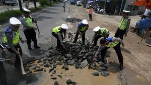 Ketika Personel Polresta Bandar Lampung Perbaiki Jalan Rusak