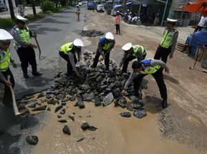 Ketika Personel Polresta Bandar Lampung Perbaiki Jalan Rusak