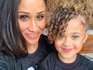 Wanita Ini Curi Perhatian di Instagram Anaknya Karena Mirip Meghan Markle