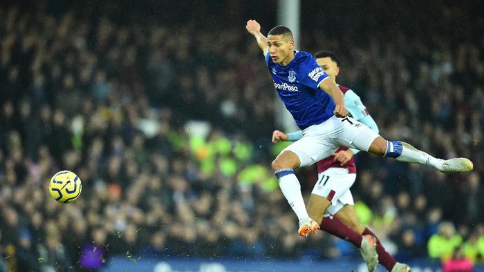 LIVERPOOL, ENGLAND - DECEMBER 26: Richarlison of Everton shoots on goal during the Premier League match between Everton FC and Burnley FC at Goodison Park on December 26, 2019 in Liverpool, United Kingdom. (Photo by Nathan Stirk/Getty Images)