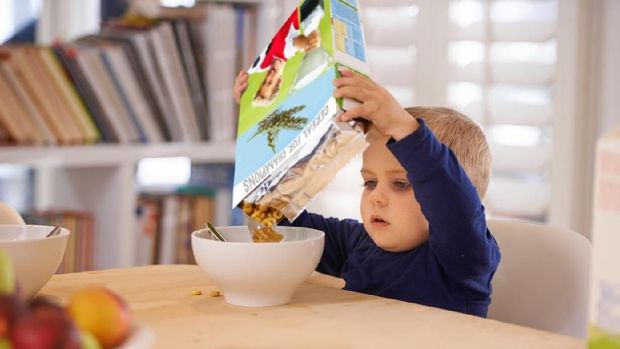 Ilustrasi anak makan sereal