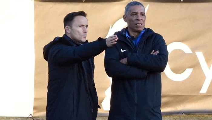 Dennis Wise bersama Das Walker saat melatih tim Garuda Select