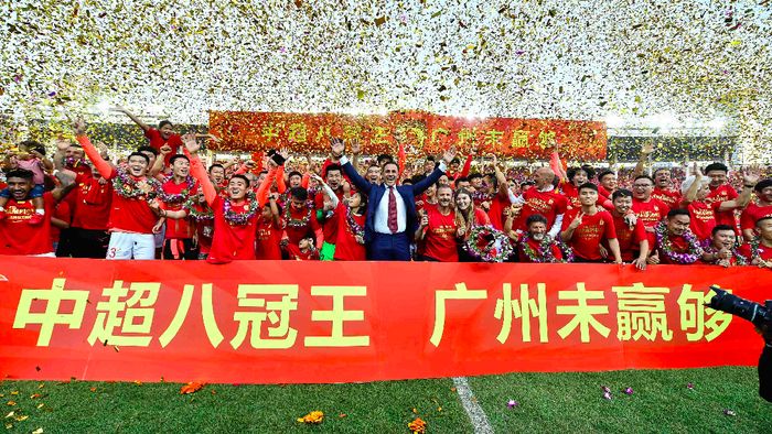 Guangzhou Evergrande Juara Liga China 2019 Guangzhou Evergrandes head coach Fabio Cannavaro (C), players and staff members celebrate after defeating Shanghai Shenhua to win the Chinese Super League (CSL) football championship in Guangzhou in Chinas southern Guangdong province on December 1, 2019.
STR / AFP