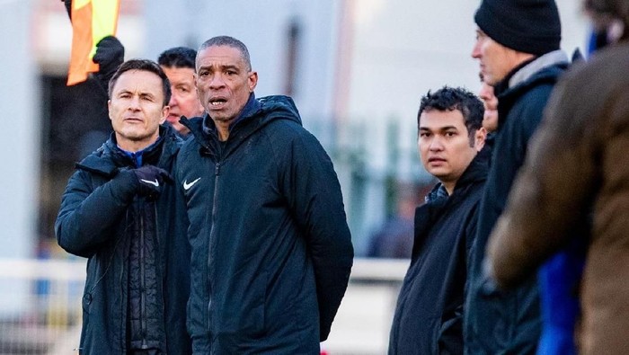 Dennis Wise dan Das Walker saat mendampingi Garuda Select